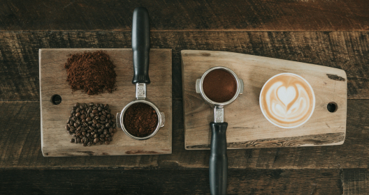 Grains de café et marc de café sur une planche à découper en bois